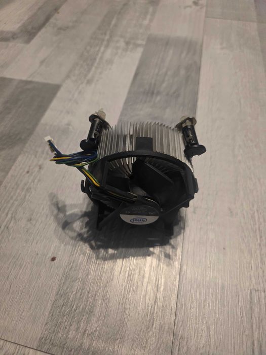 Chłodzenie CPU Intel LGA775  – boxowy cooler z wentylatorem
