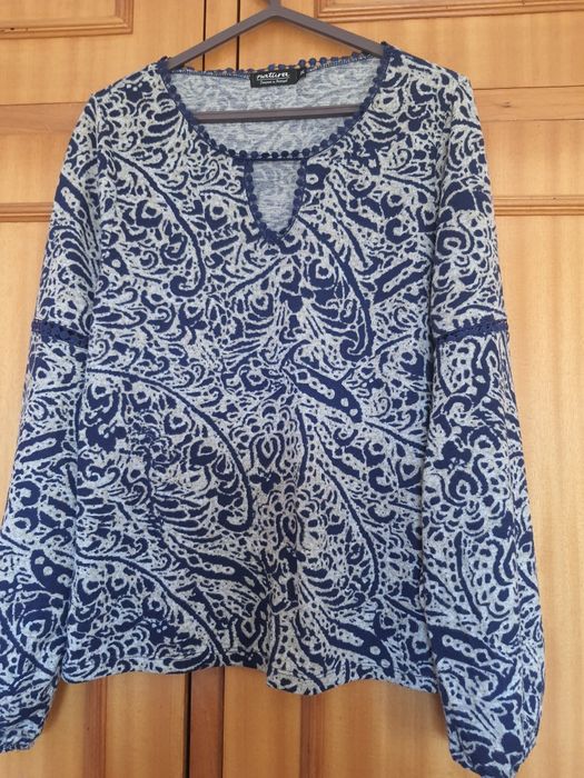 Camisola  azul mais casaco preto