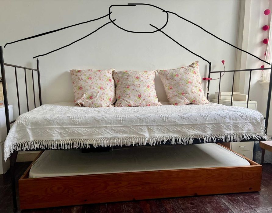 cama individual em ferro com dosel e estrado