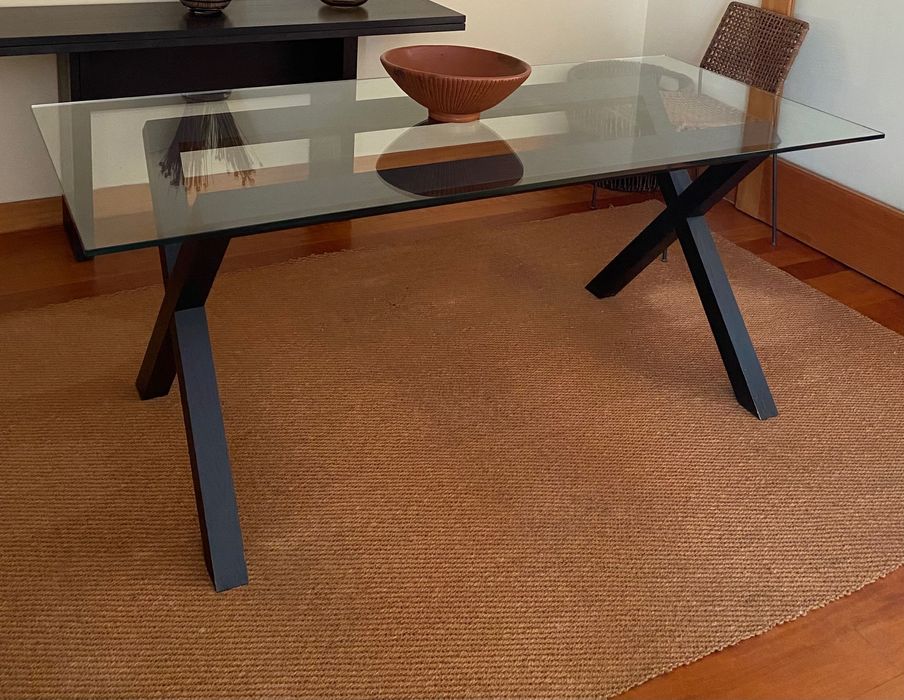 Mesa em vidro,material muito bom,e pouquíssimos sinais de uso