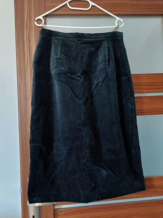 Gładka czarna spódnica do kolan.