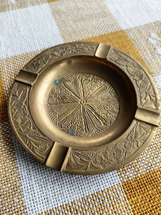 Stara mosiężna popielniczka na cztery przypały i ma wzorki nieużywana