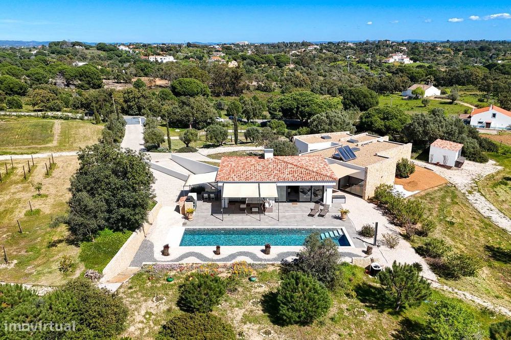Moradia térrea moderna com piscina e amplo terreno