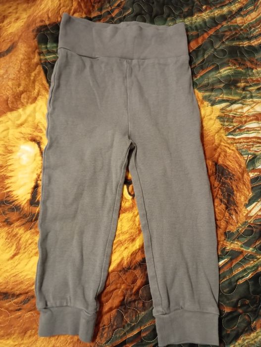 Spodnie joggery dla dziewczynki, rozmiar 98 cm.