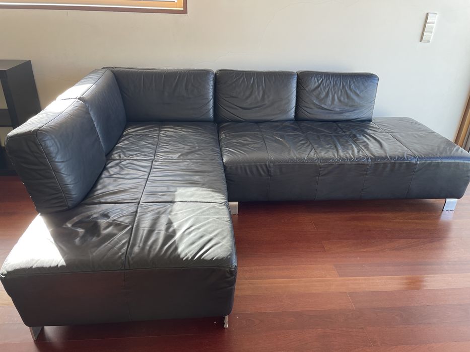 Sofá (chaise longue) em pele preta — design modern