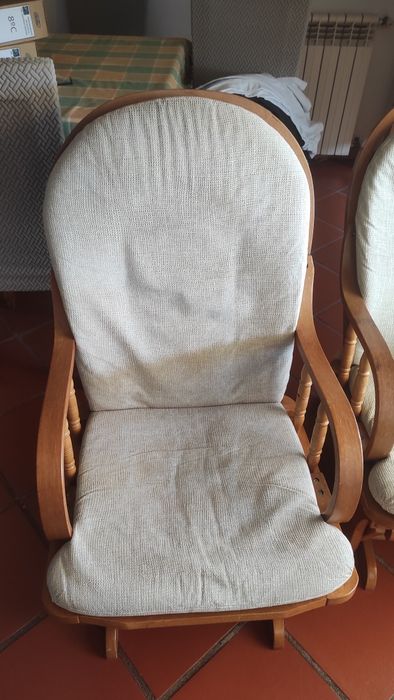 Duas cadeiras de baloiço em bom estado com almofadas