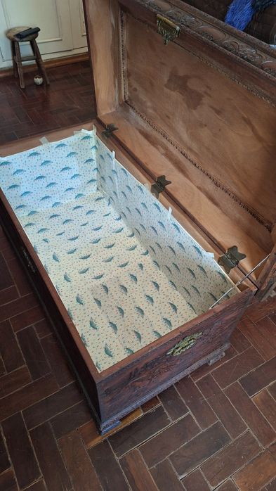 Arca em madeira entalhada