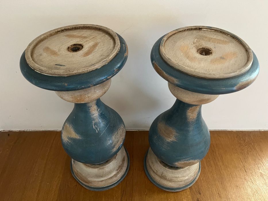 Par de tocheiros castiçais em madeira trabalhada policromada