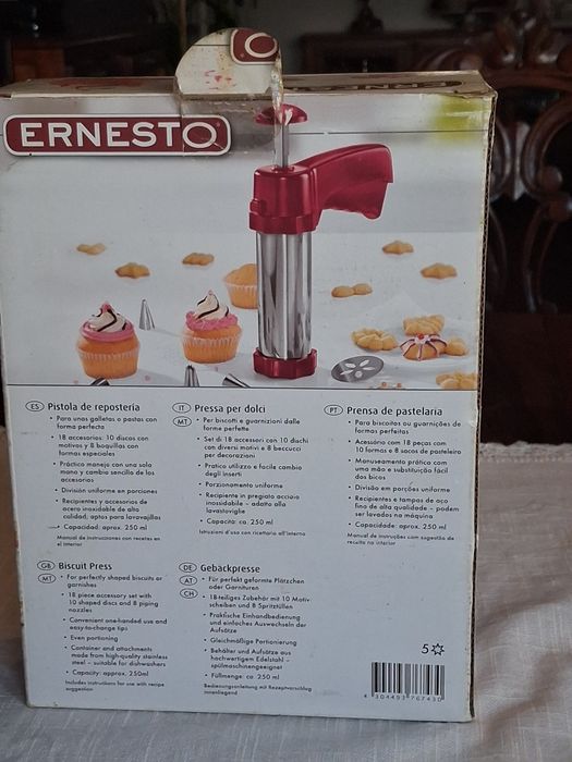 Máquina com acessórios para confecção de  bolachas e biscoitos.