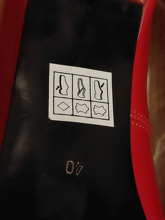 Czerwone skórzane szpilki