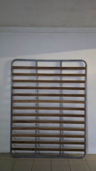 Estrado de cama 150x195 em bom estado – pronto a usar