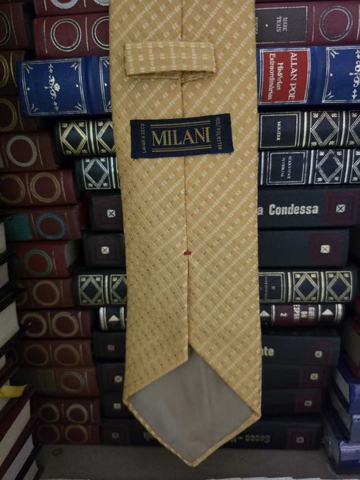 Gravata Milani em seda amarelo-dourada