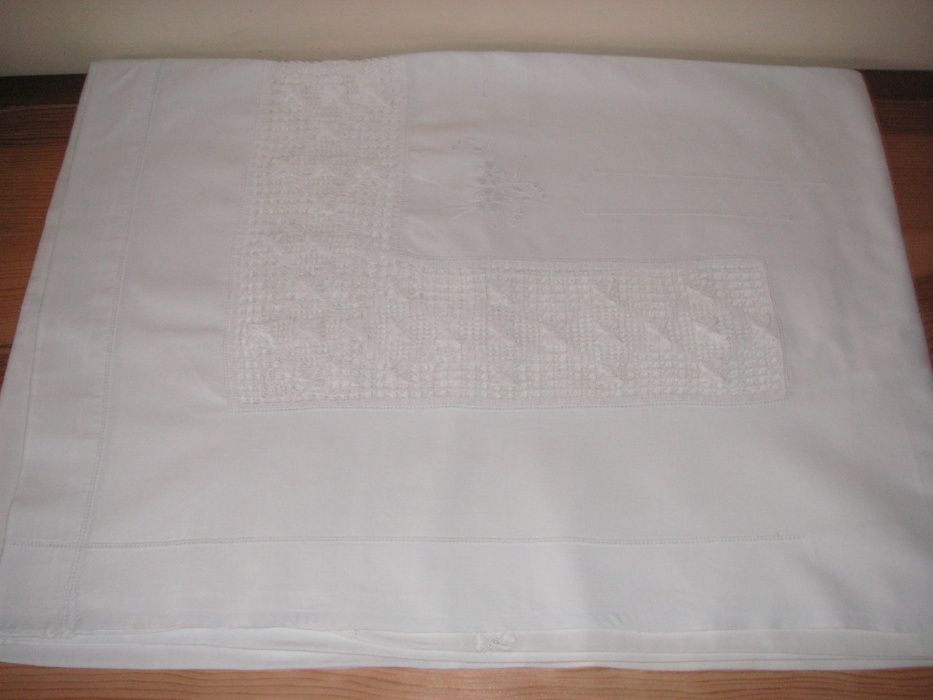 Lençol Branco com Renda e Bordado à Mão (Antigo)