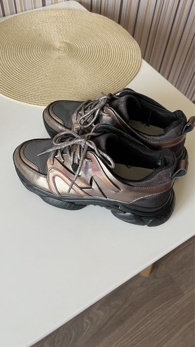 Шкіряні кросівки