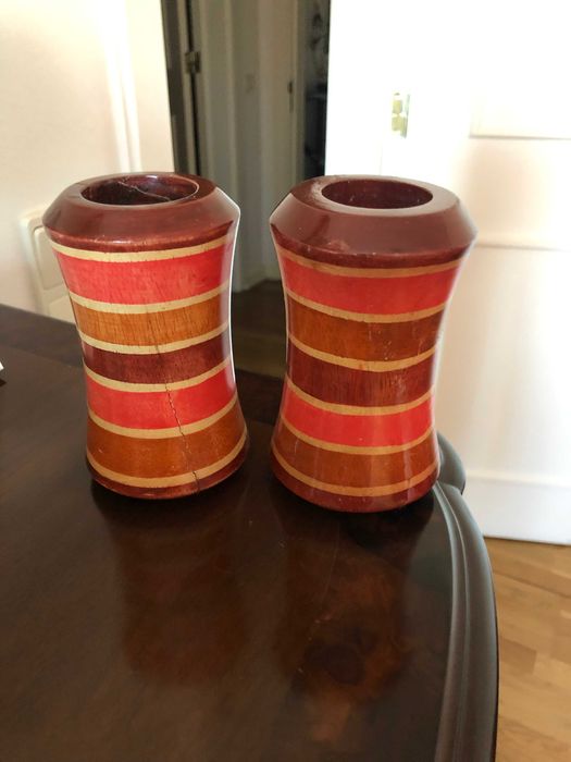 Conjunto de 2 castiçais em madeira, fabricados Tailândia