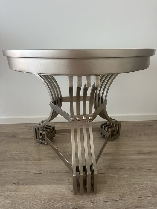 Mesa em metal pintado