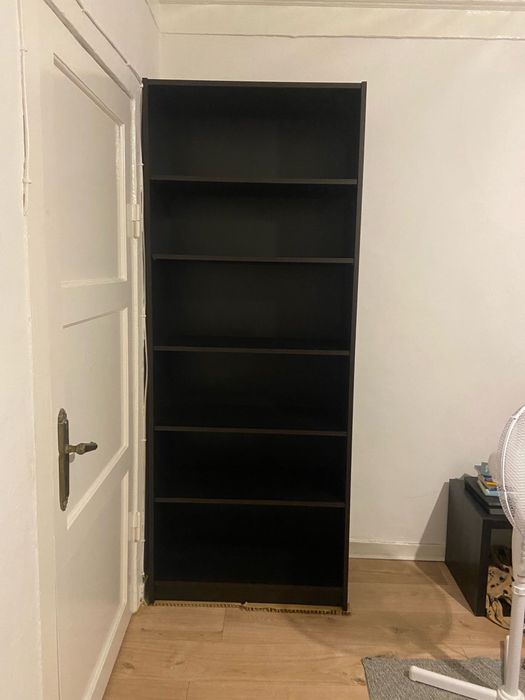 Armário preto com portas por aplicar