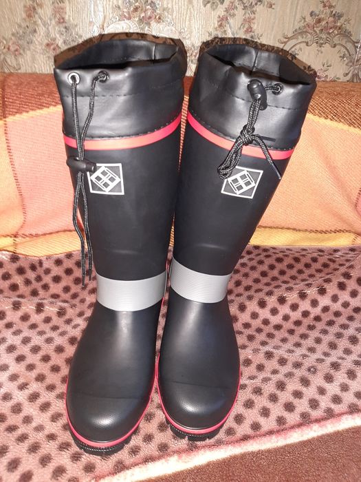 Продам  новые сапоги