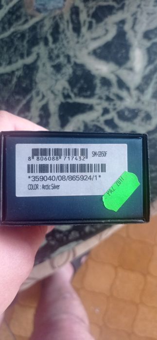 Pudełko od telefoniu Samsung Galaxy S8 od koloru Arctic Silver