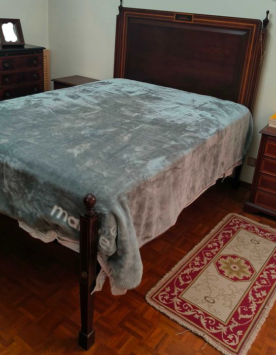 Cama de Casal de Estilo Neoclássico – Mogno com Embutidos e Marchetaria + Estrado