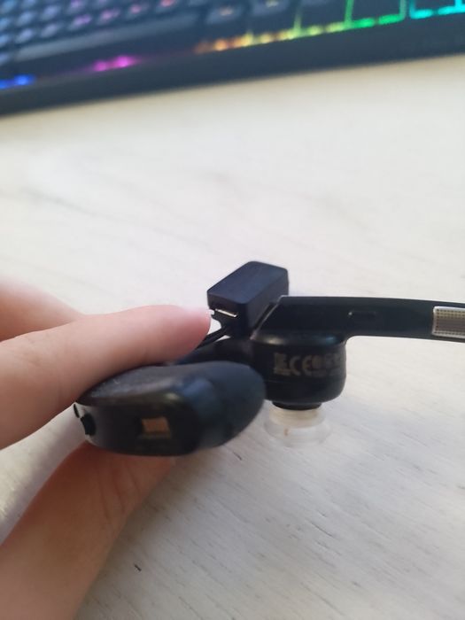 Преміум блютуз гарнітура Plantronics voyager legend