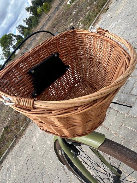 Bicicleta urbana Dolce Vita by Canellini mulher com bolsa e cesto - Verde Oliva