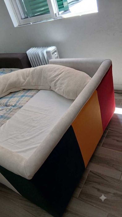 Cama para bebe ou pode ser usada como sofá.
