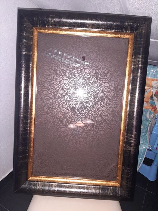 Moldura em tons de preto e dourado64550286032130121