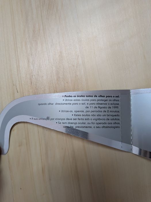 Óculos de eclipse solar vintage de 1999.