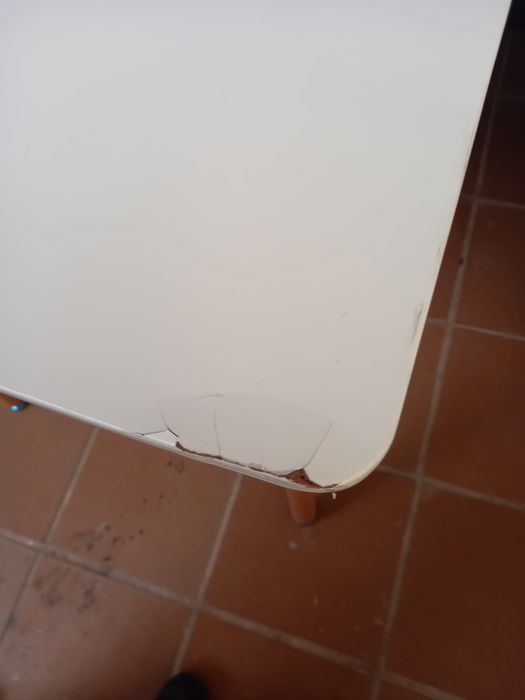 Mesa de madeira tampo branco