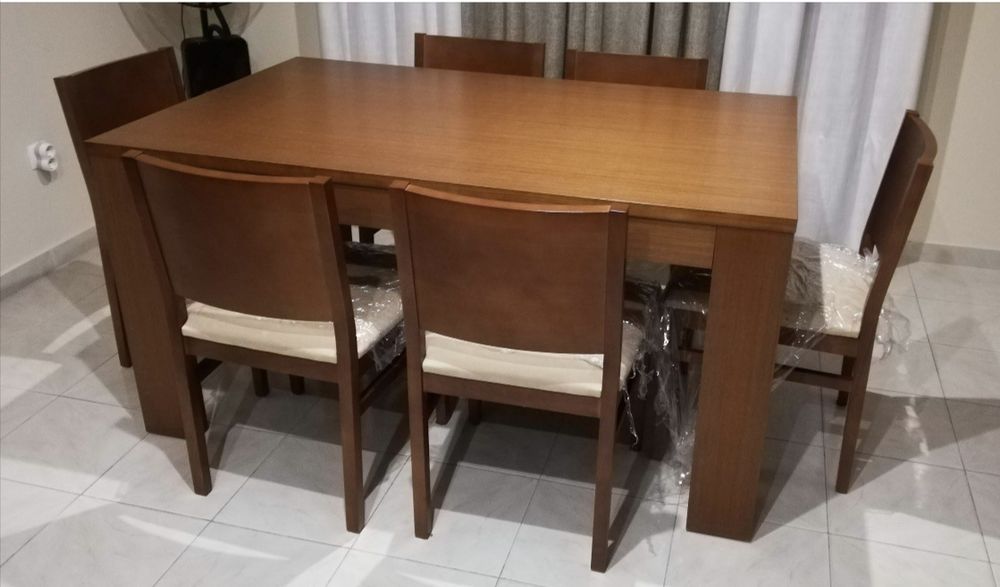 Mesa extensível e 6 cadeiras, em madeira, usada