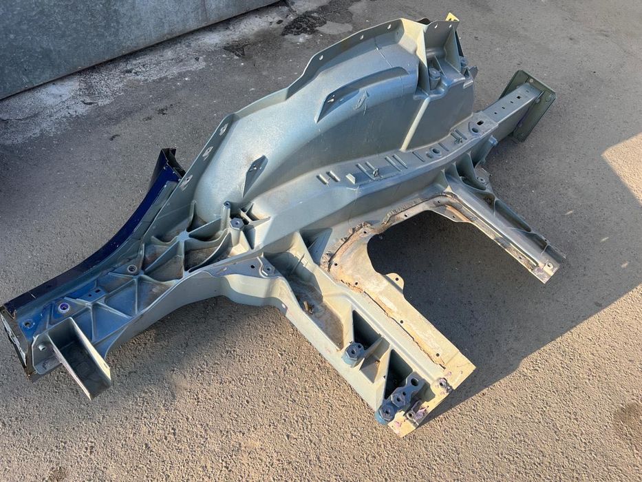 Tesla model Y чверть права задня