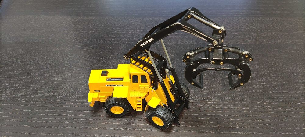 Camião máquina carregador florestal volvo BM L-160 escala 1:50