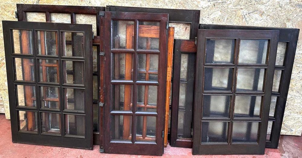 Janelas antigas, quadriculadas, diversas,