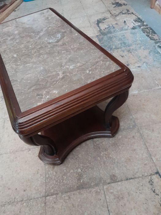 Mesa com tampo em pedra