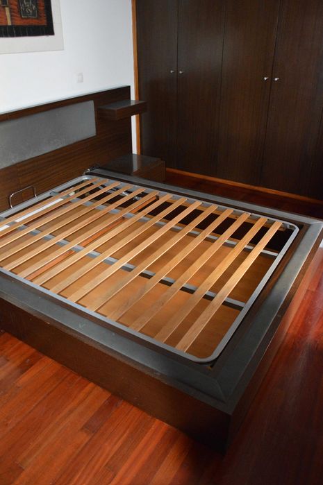 Cama de Casal em Madeira com Cabeceira e Mesinhas Integradas