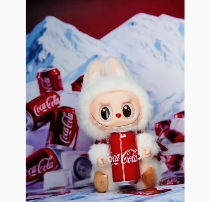 Labubu z puszka i butelką