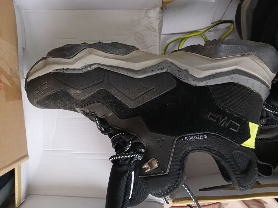 Теплі зимові черевики.