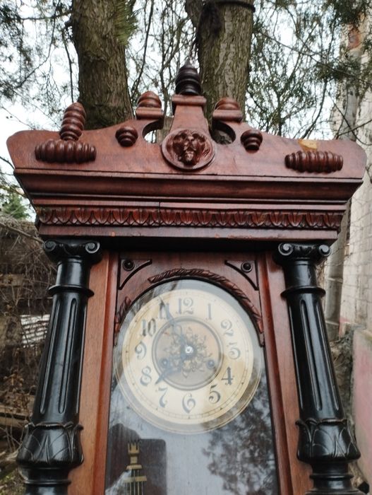 Продам. Часы старые. . Под реставрацию