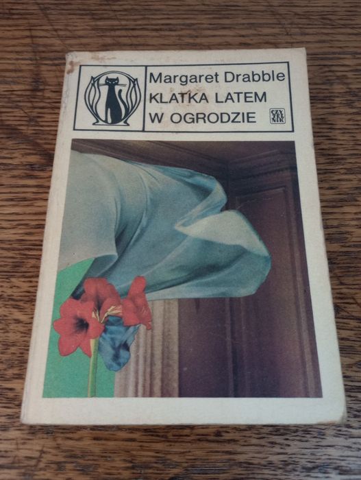 Klatka latem w ogrodzie. Margaret Drabble