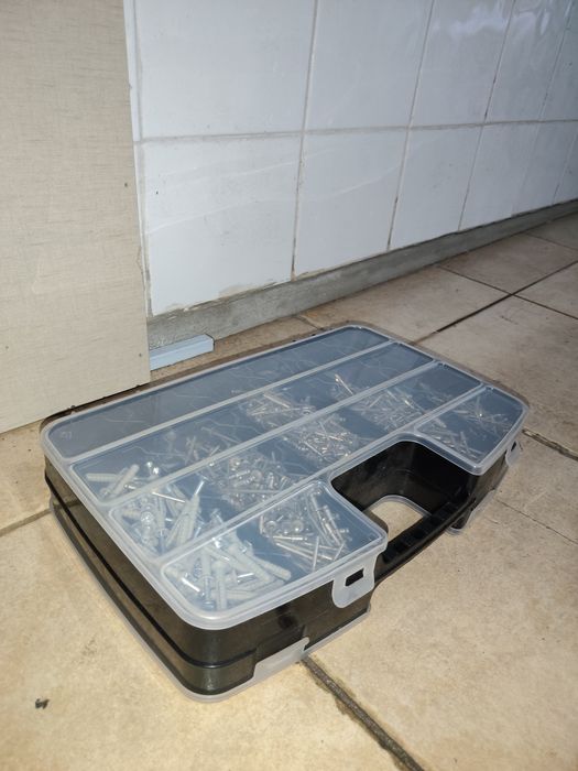 Várias malas com parafusos etc..