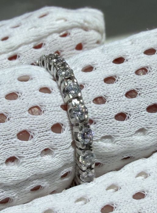 Срібна каблучка з фіанітами доріжка р16,5