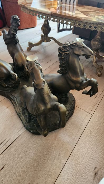 Ława z podstawa koni