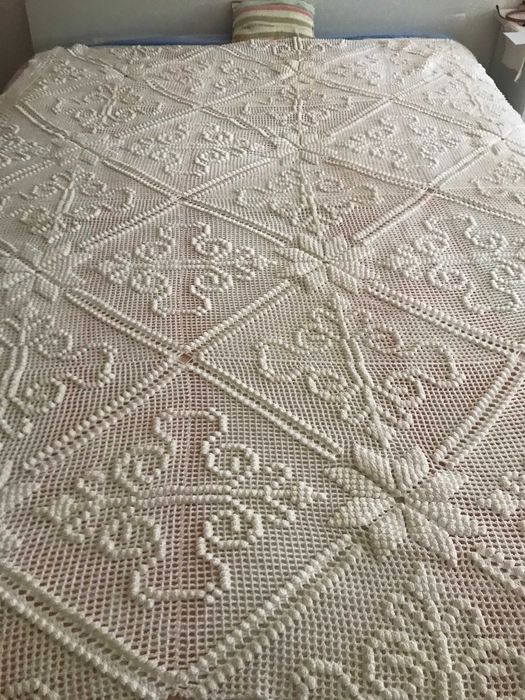 colcha de renda feita a mâo