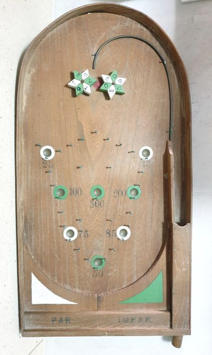 Antigo jogo de Flipper em madeira