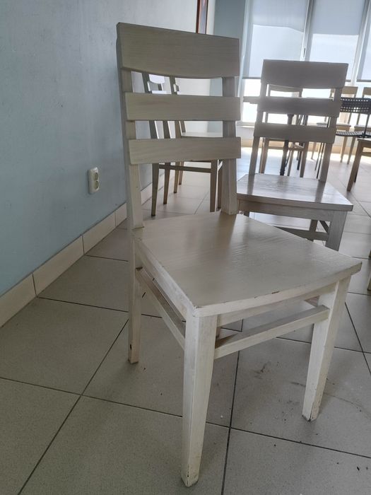 Столи та стільці для кафе чи бару