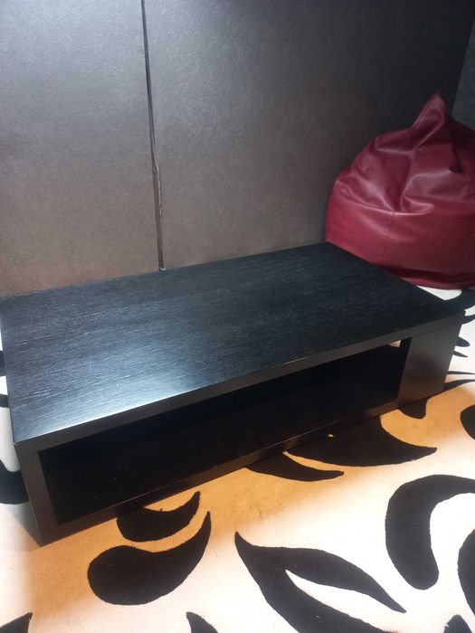 Mesa de centro antiga, grande, não é aglomerado de madeira.