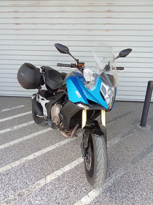 Cfmoto 650MT com malas laterais