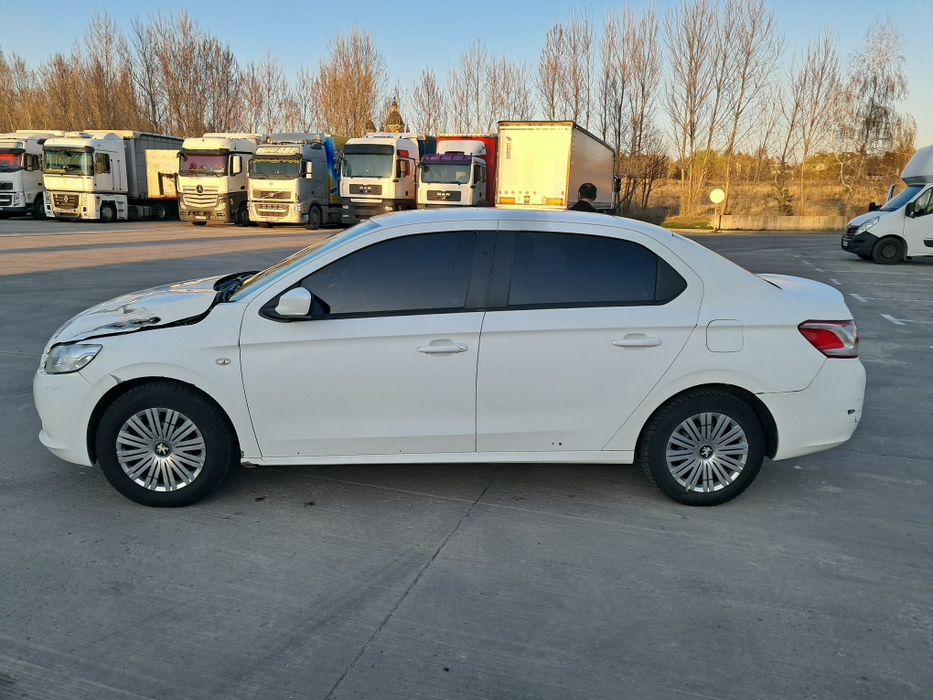 Автомобиль Пежо..