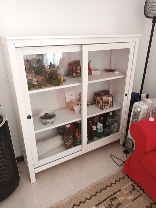 Vitrine branca com portas de vidro de correr